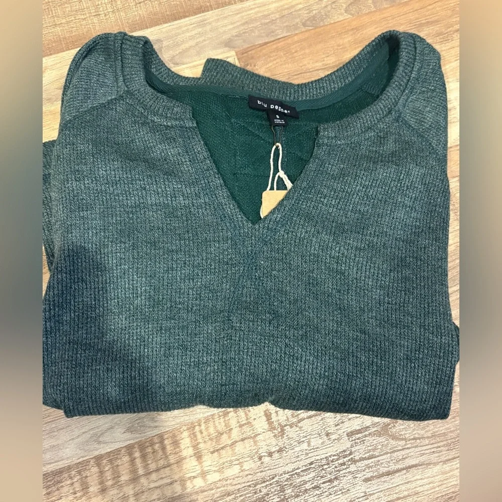 NWT Blu Pepper Split Neck Raglan Top - Picture 12 of 16